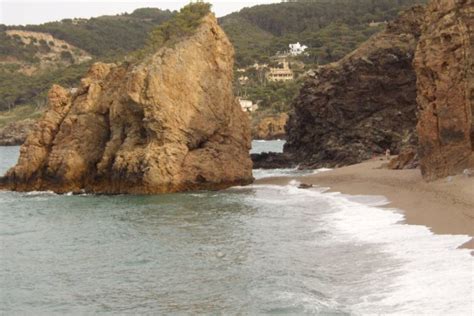 fotos de familias nudistas|Dónde encontrar una playa nudista familiar en Catalunya .